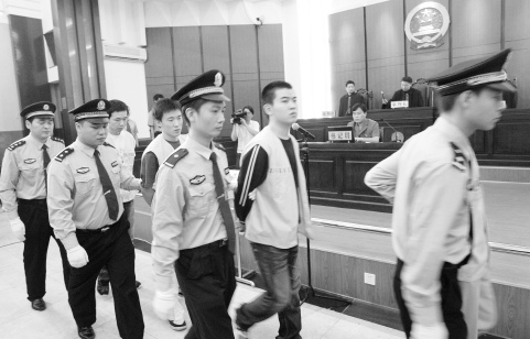 2007年9月24日,仙桃市人民法院对被告人李俊、王磊、张顺、雷磊4人予以宣判后,李俊(排在最后的一名)等4名罪犯被法警带下法庭。CFP图 熊猫烧香病毒制造者将出狱想去大网络公司工作